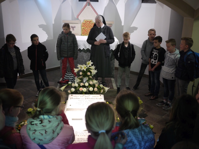 Am Grab Mutter Paulines