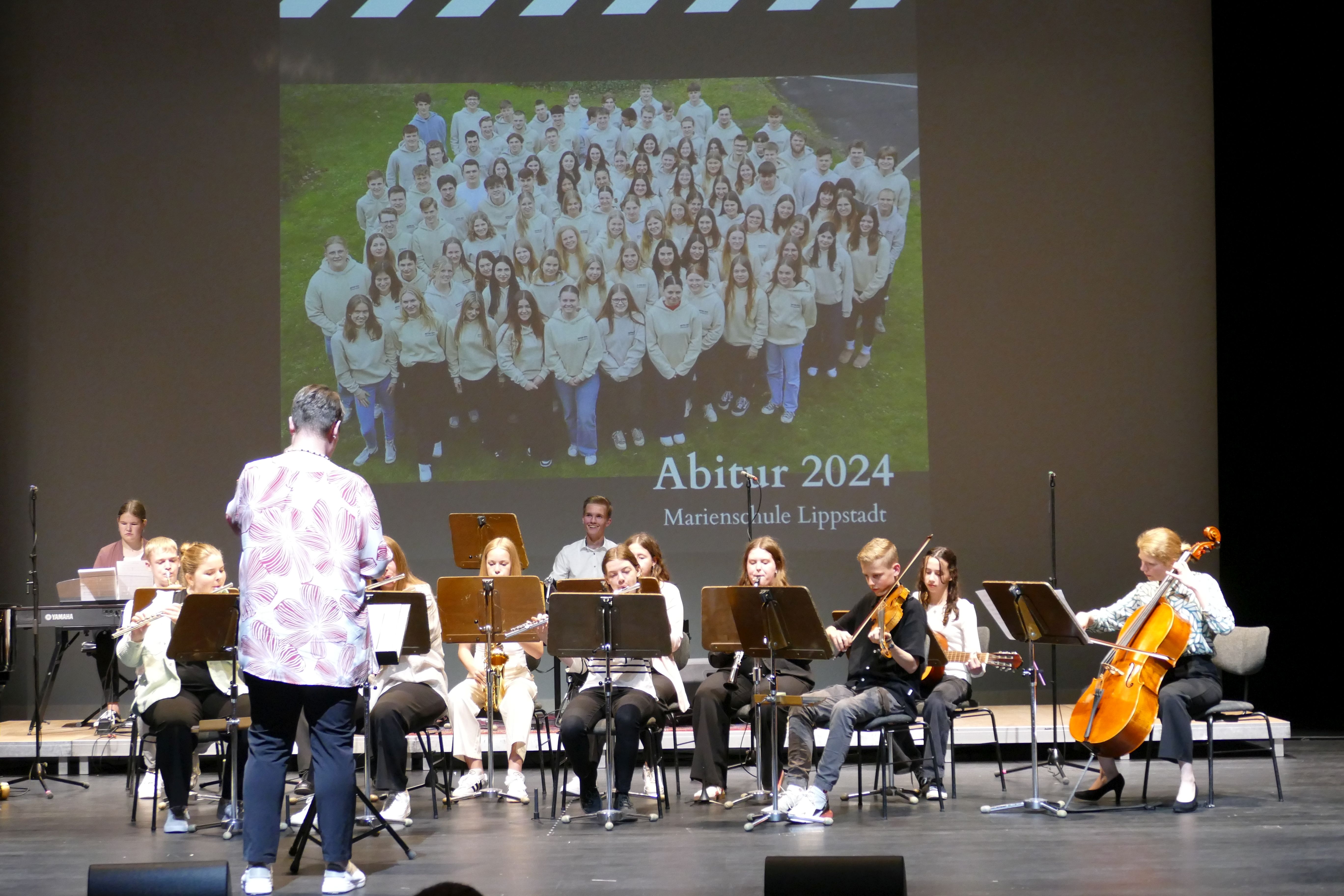 Schulorchester bei der Abiturverabschiedung im Stadttheater