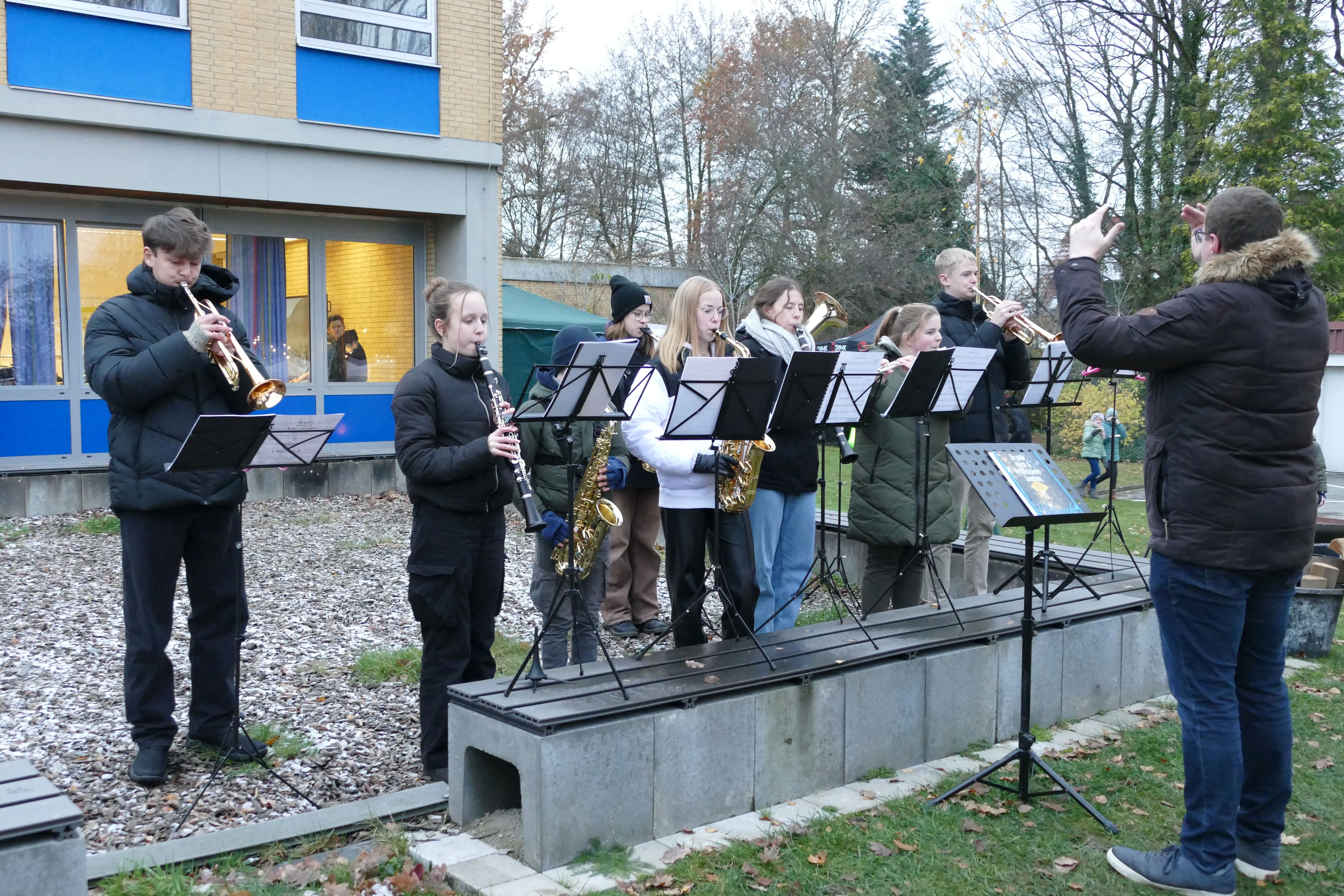 Blechbläser beim Adventsmarkt